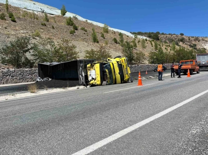 Kömür yüklü tır devrildi: Yol trafiğe kapandı
