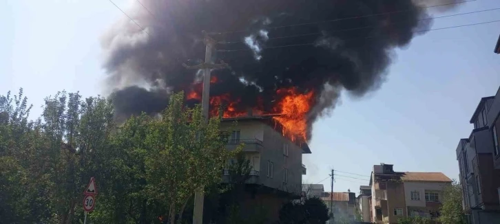 Kömürlükte çıkan yangın çatıyı sardı
