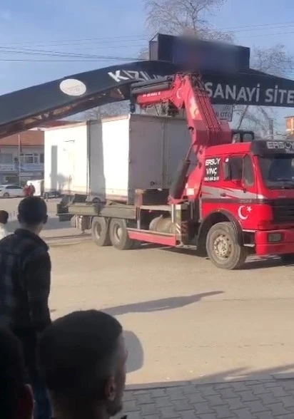 Konteyner taşıyan vinç sanayi nizamiyesine takıldı
