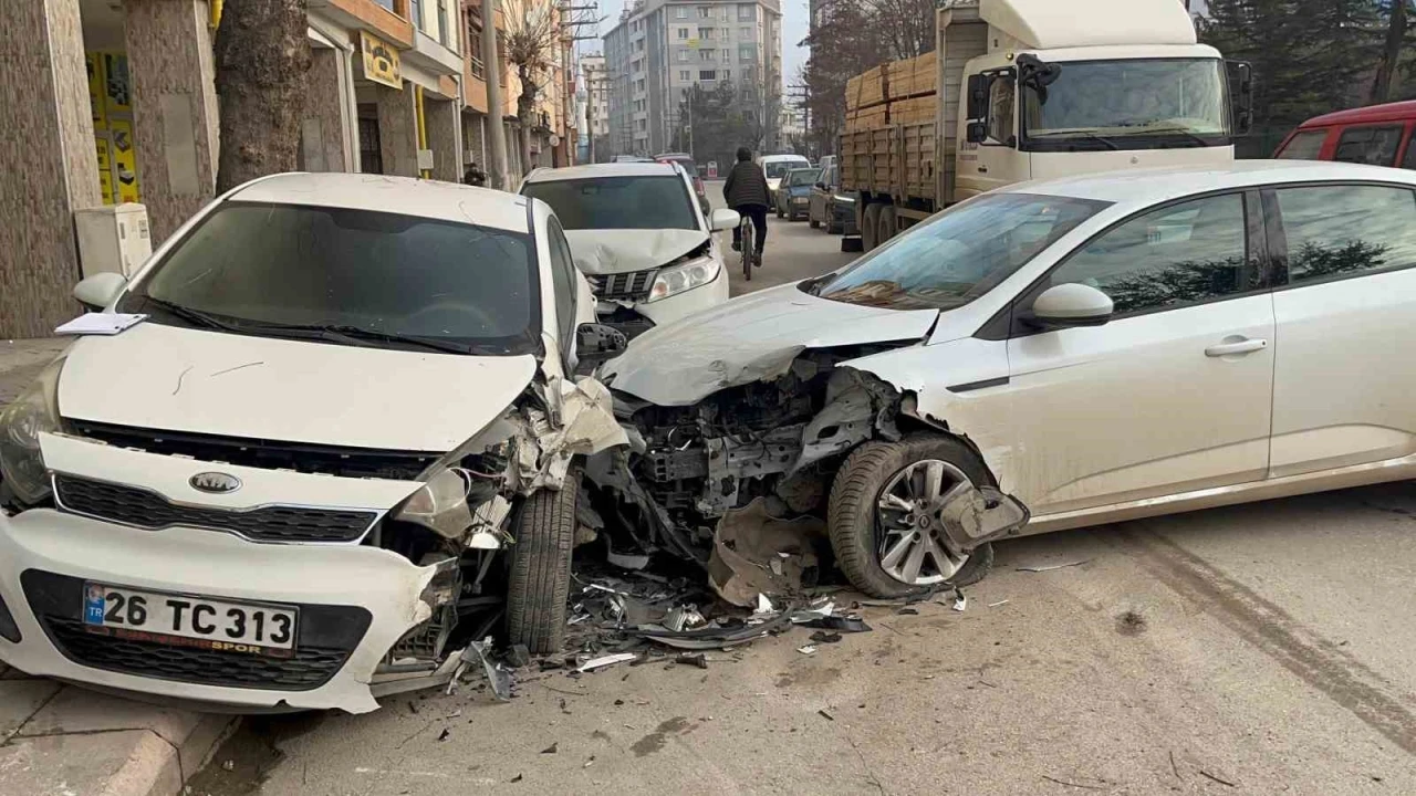 Kontrolden çıkan araç, park halindeki 2 otomobile çarptı
