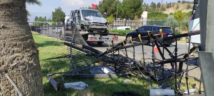 Kontrolden çıkan aracın refüjdeki bariyerlere çarpması sonucu 1’i ağır 7 kişi yaralandı
