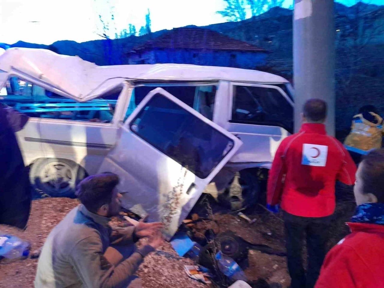 Kontrolden çıkan midibüs takla atıp şarampole düştü: 1 ölü, 3 yaralı
