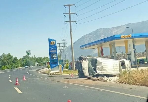 Kontrolden çıkan minibüs şarampole devrildi
