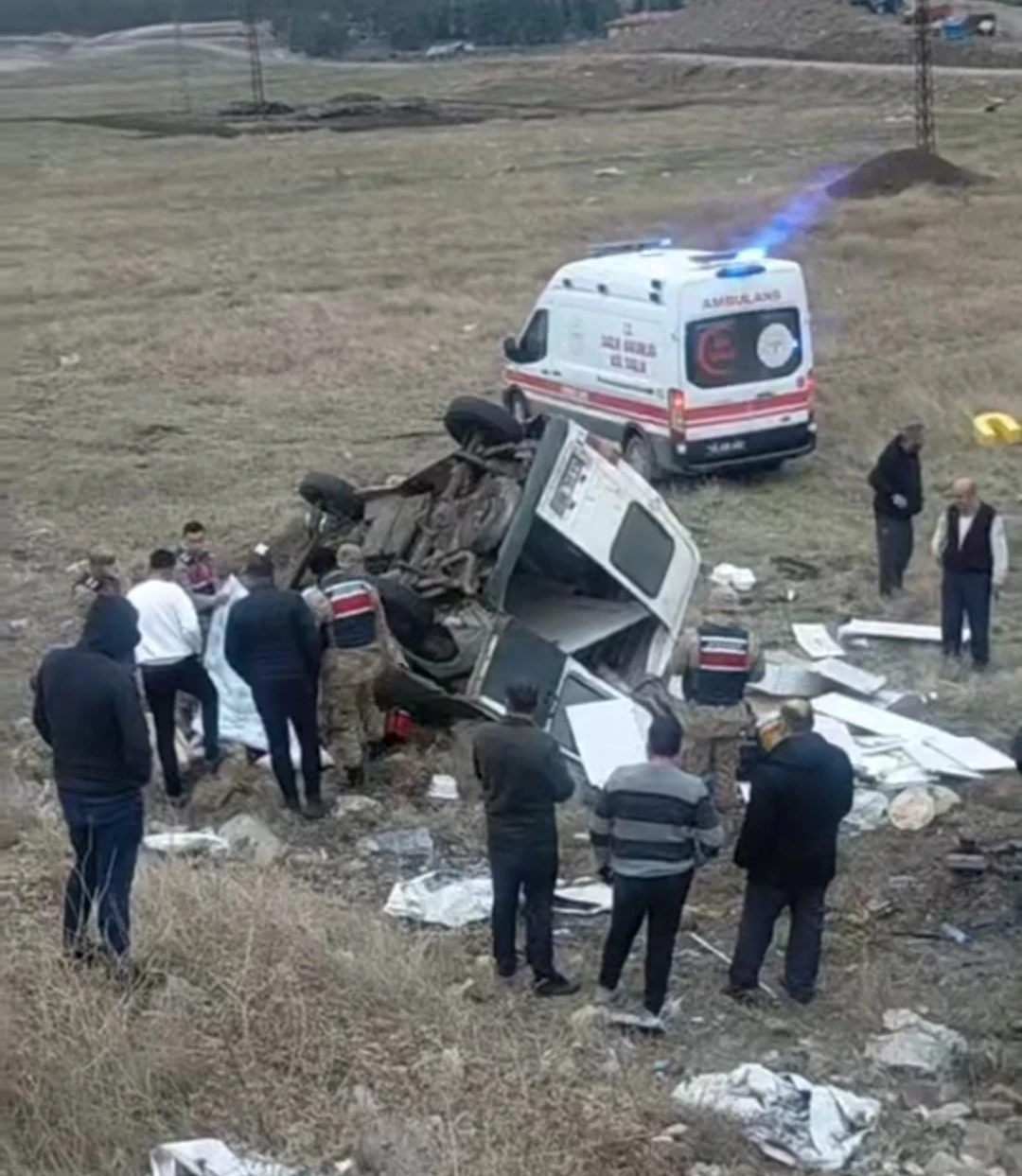 Kontrolden çıkan minibüs şarampole uçtu: 1 ölü, 3 yaralı
