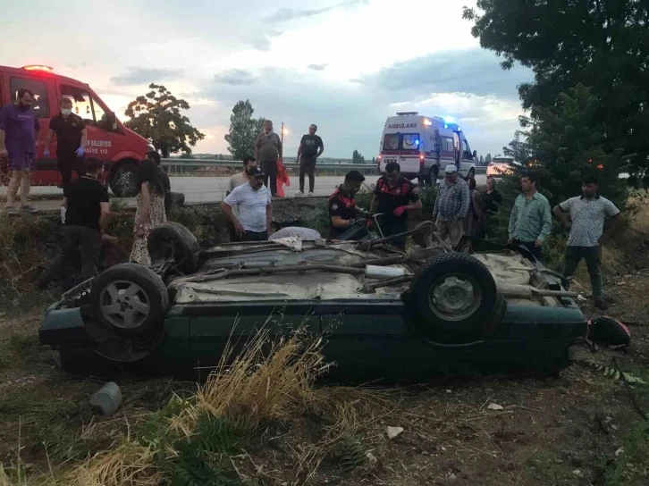 Kontrolden çıkan otomobil şarampole devrildi: 3 yaralı
