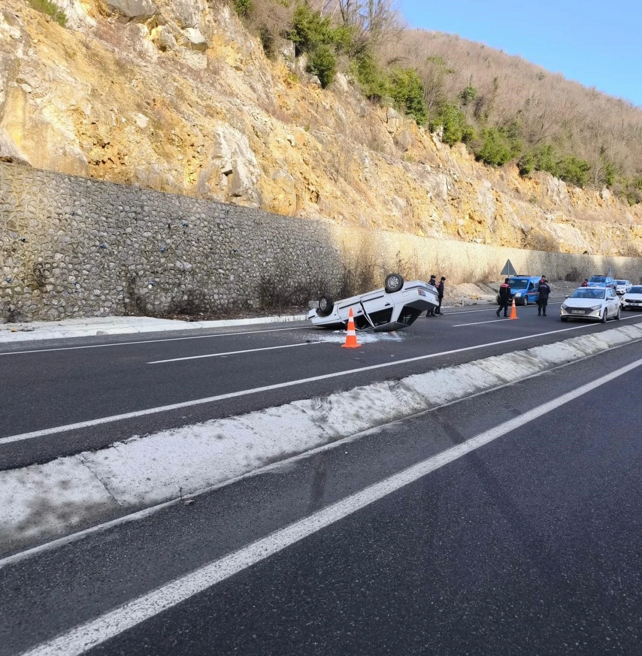 Kontrolden çıkan otomobil takla attı: 2 yaralı
