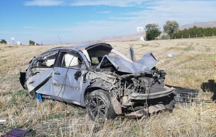 Kontrolden çıkan otomobil tarlaya uçtu: 2 ölü, 1 yaralı
