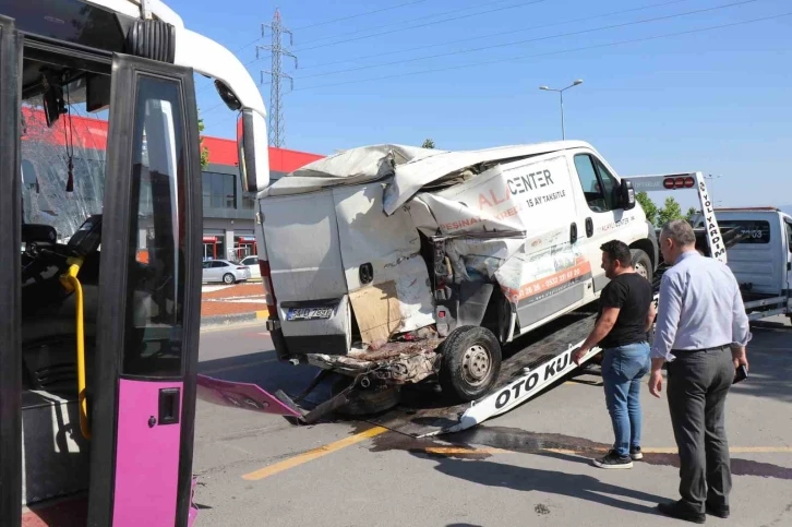 Kontrolden çıkan özel halk otobüsü otomobil ve minibüsü biçti: 1 yaralı
