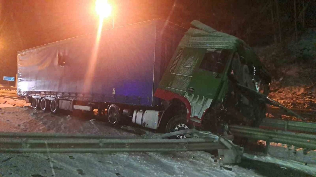 Kontrolden çıkan tır bariyerlere çarptı: Yol trafiğe kapandı
