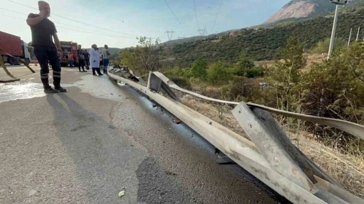 Kontrolden çıkan tır şarampole uçtu, sürücü şans eseri kurtuldu
