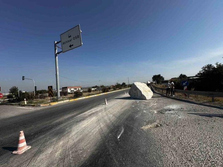 Kontrolden çıkan tırdaki tonlarca mermer yola savruldu
