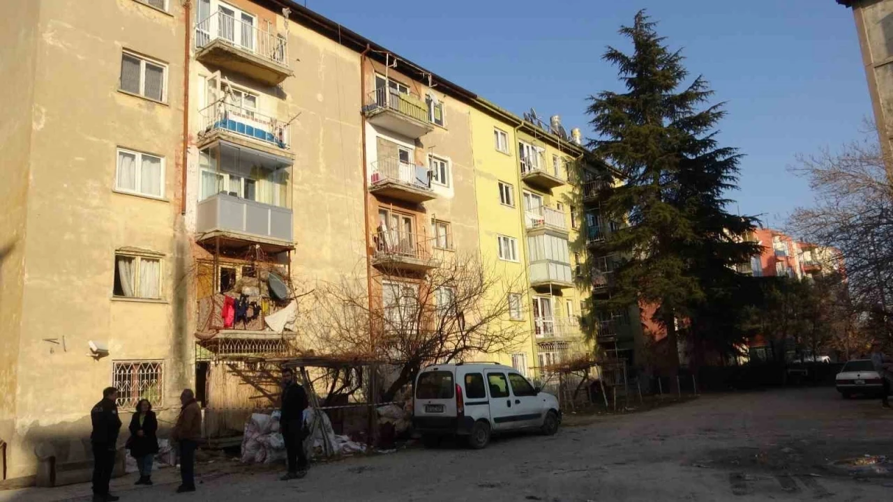 Konya’da 5 katlı apartman çökme riskine karşı boşaltıldı
