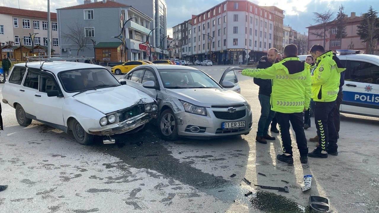 Konya’da iki otomobil çarpıştı: 2 yaralı
