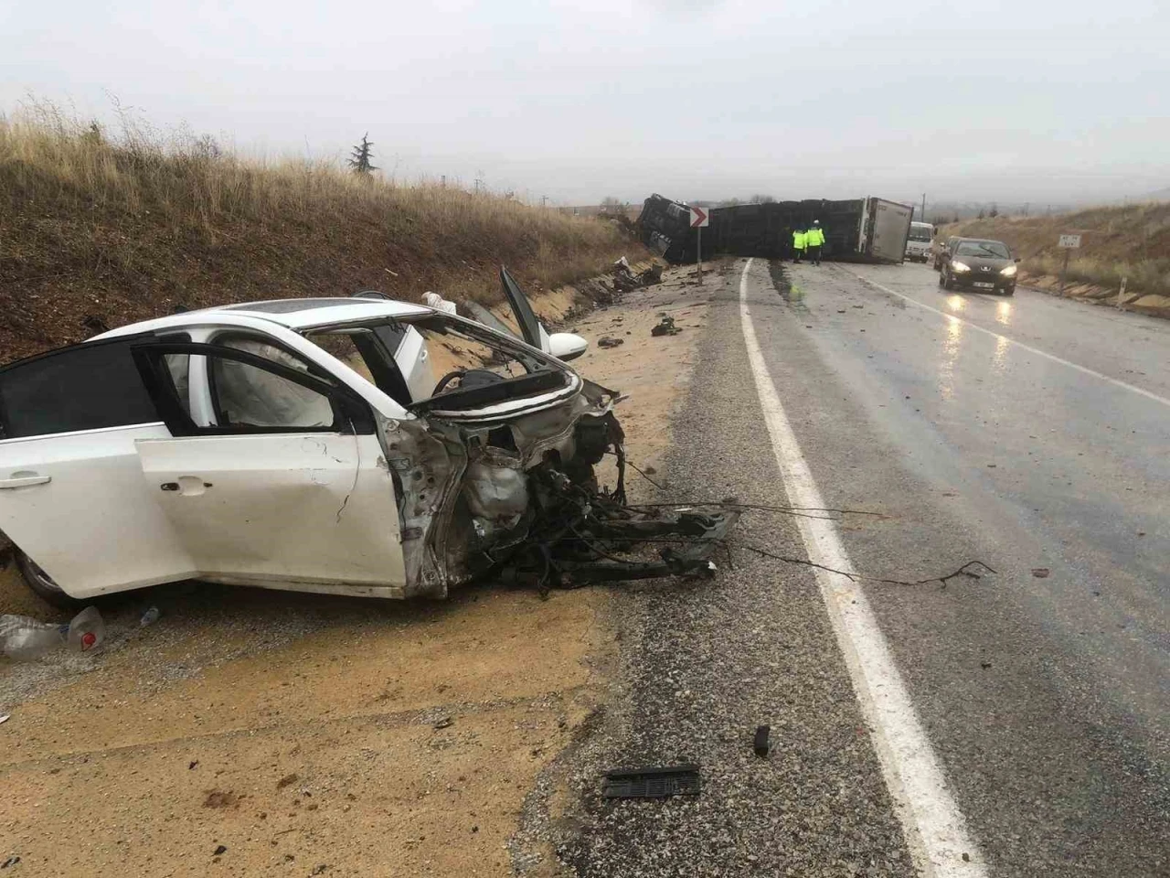 Konya’da otomobil ile tır çarpıştı: 2 yaralı
