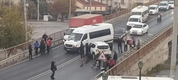 Köprüdeki kaza trafiğin tıkanmasına yol açtı
