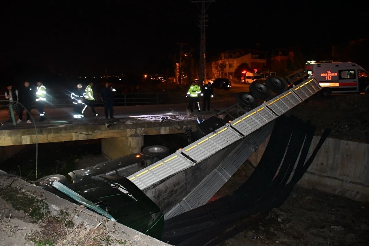 Köprüden uçan tırın sürücüsü aracı bırakıp kayıplara karıştı
