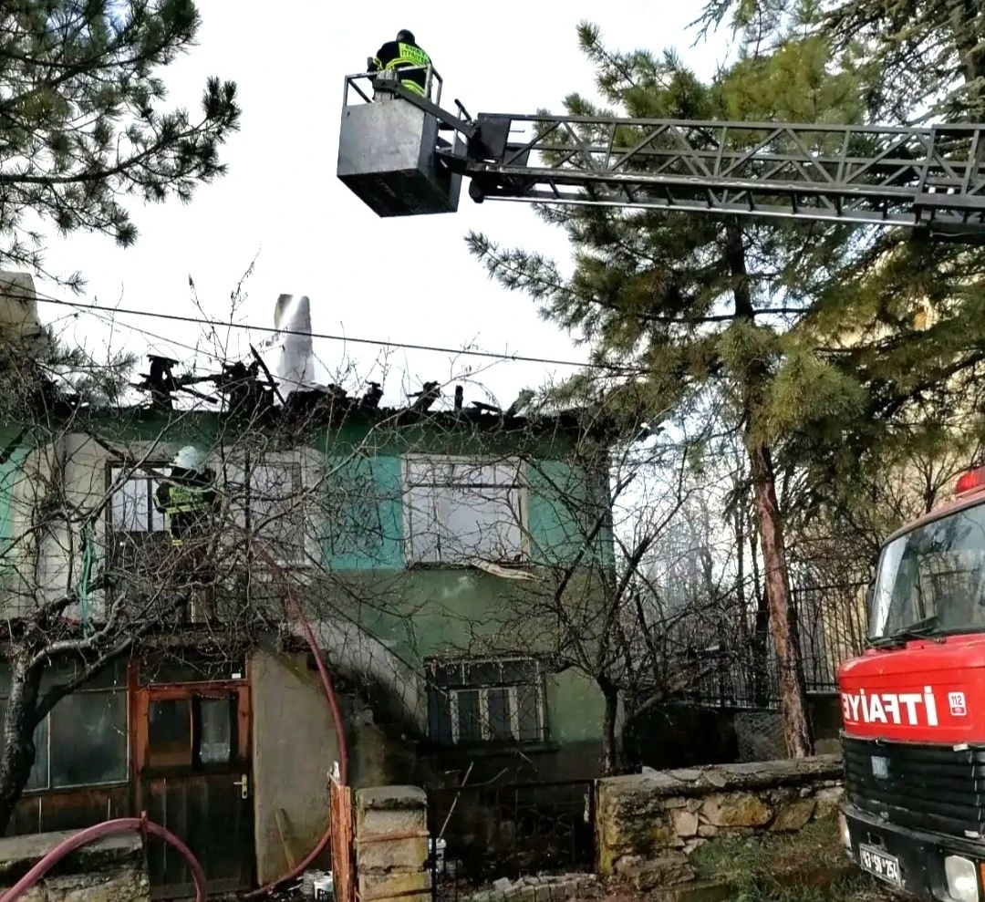 Köy evinde çıkan yangın korkuttu
