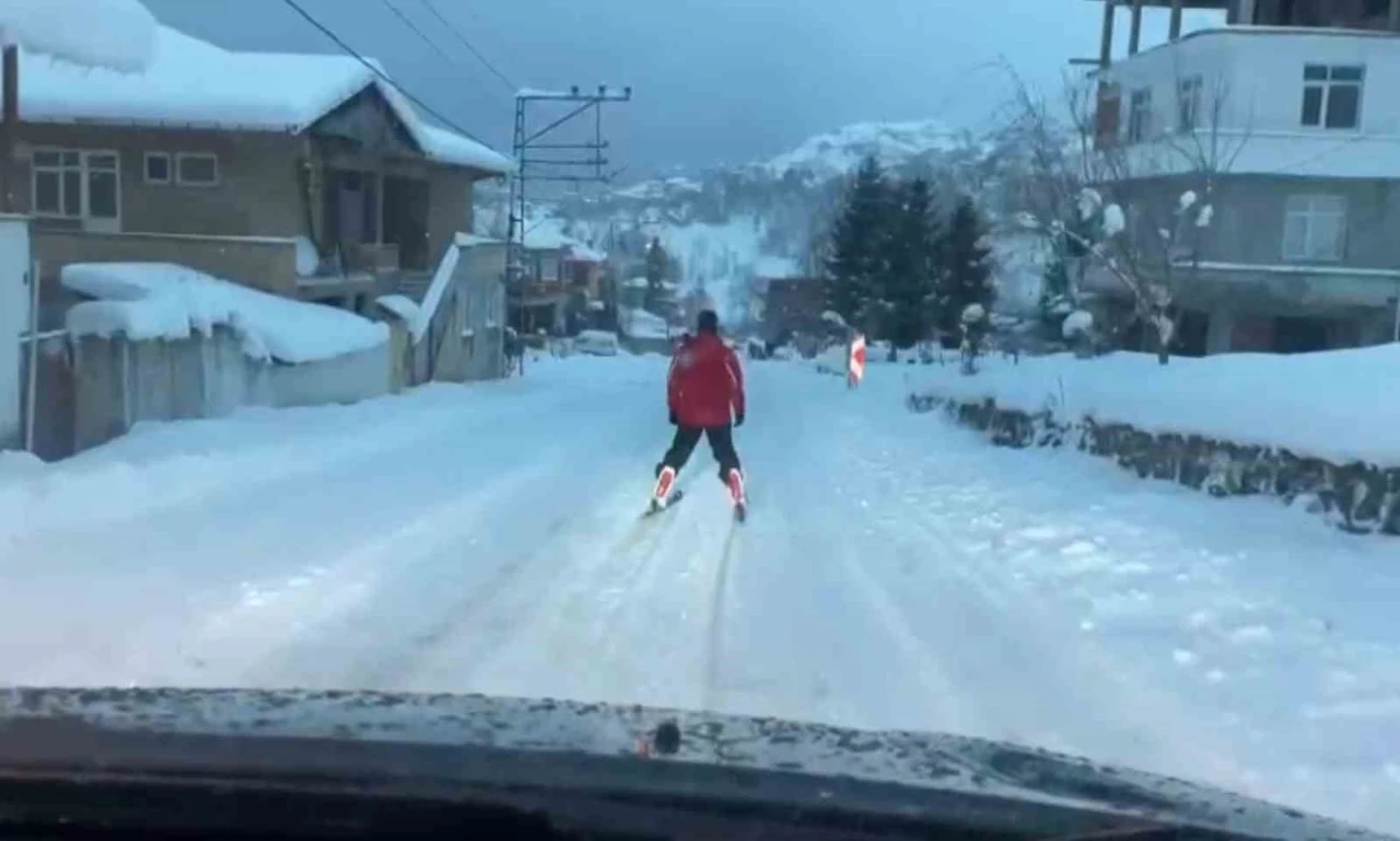 Köy yolunda kayak yapan vatandaş ilginç görüntülere sahne oldu
