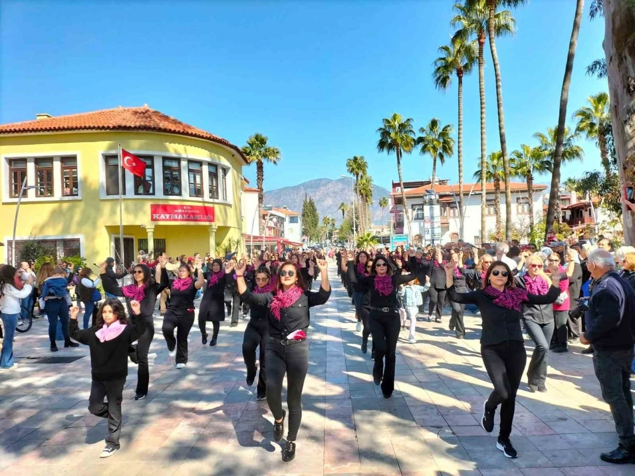 KÖYCEĞİZ'DE KADINLARDAN HARMANDALI PERFORMANSI