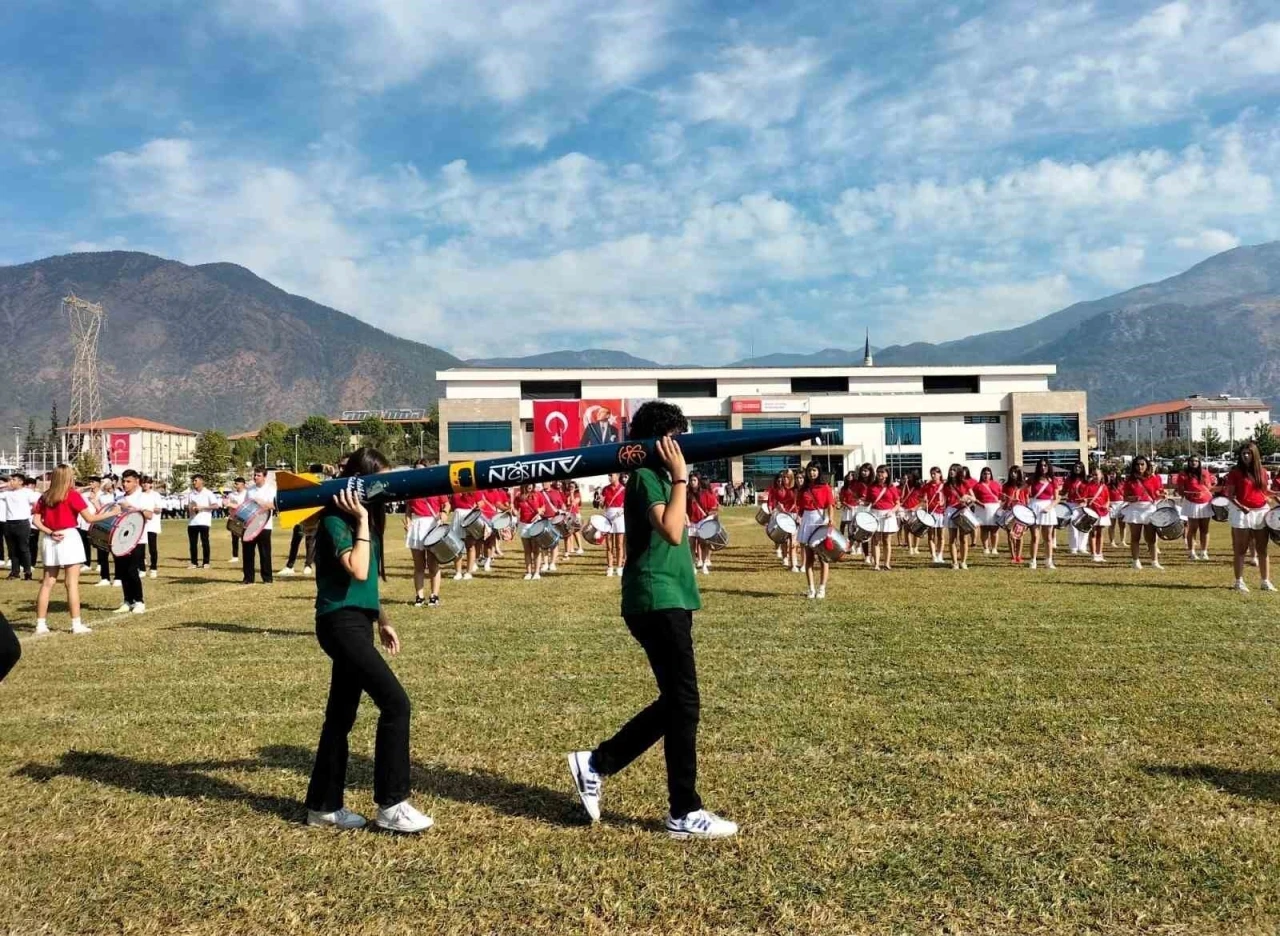 Köyceğiz Fen Lisesi cumhuriyet kutlamalarına ikincilik aldıkları roketle katıldı
