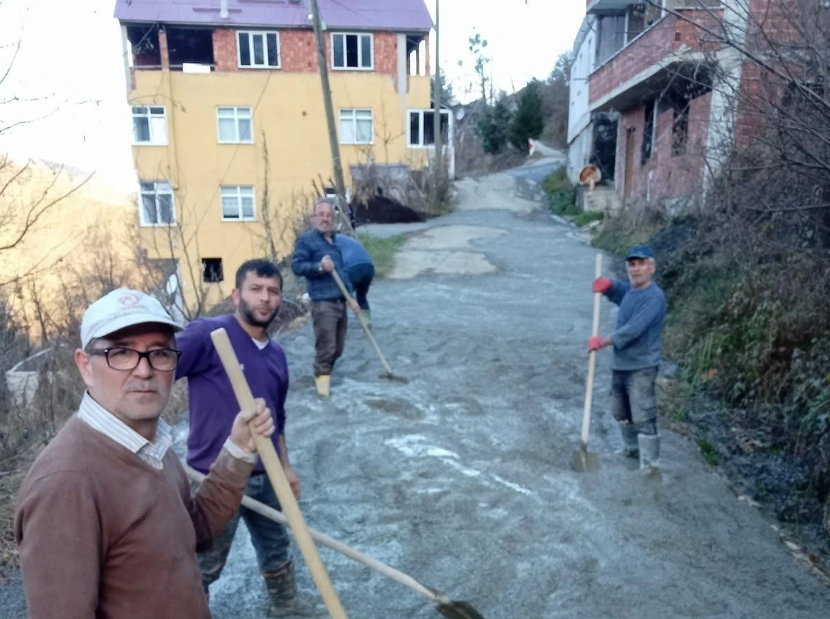 Köylülerden yol yapımında dayanışma örneği
