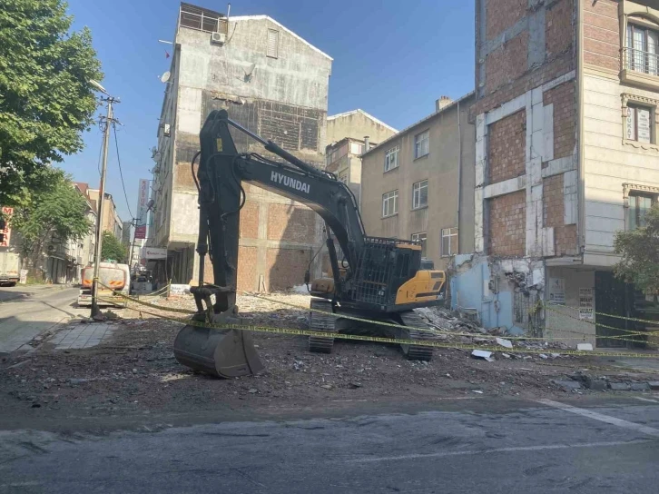 Küçükçekmece’de yıkılan binanın bulunduğu cadde trafiğe açıldı
