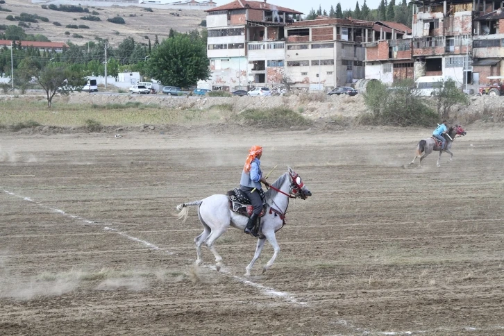 Kula’da atlı cirit müsabakaları nefes kesti
