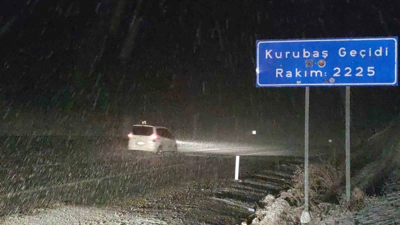 Kurubaş ve Karabet geçitlerinde kar yağışı ve sis sürücülere zor anlar yaşattı
