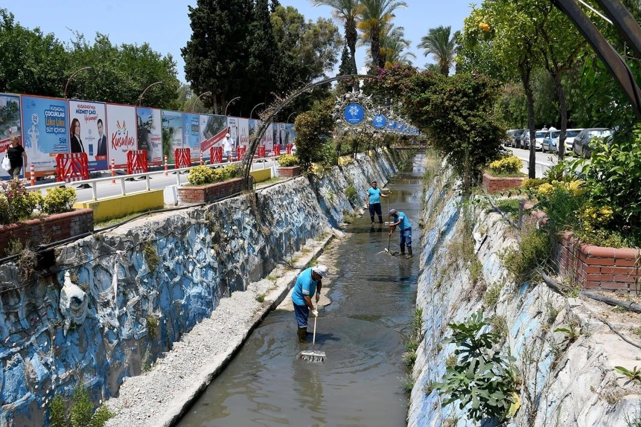 Kuşadası Belediyesi kent merkezinden geçen derenin ıslahına talip oldu
