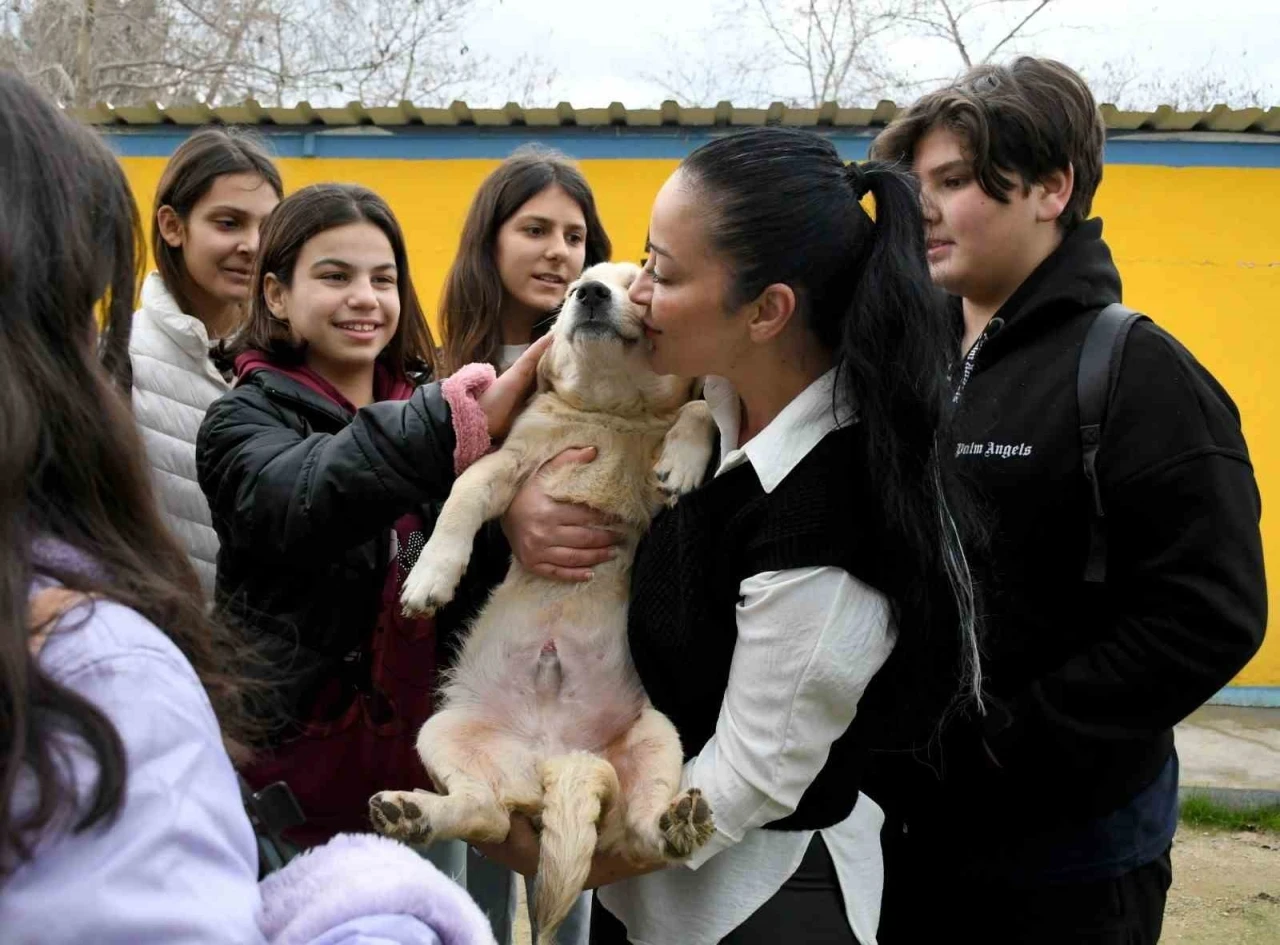 Kuşadası Belediyesi’nden öğrencilere karne hediyesi
