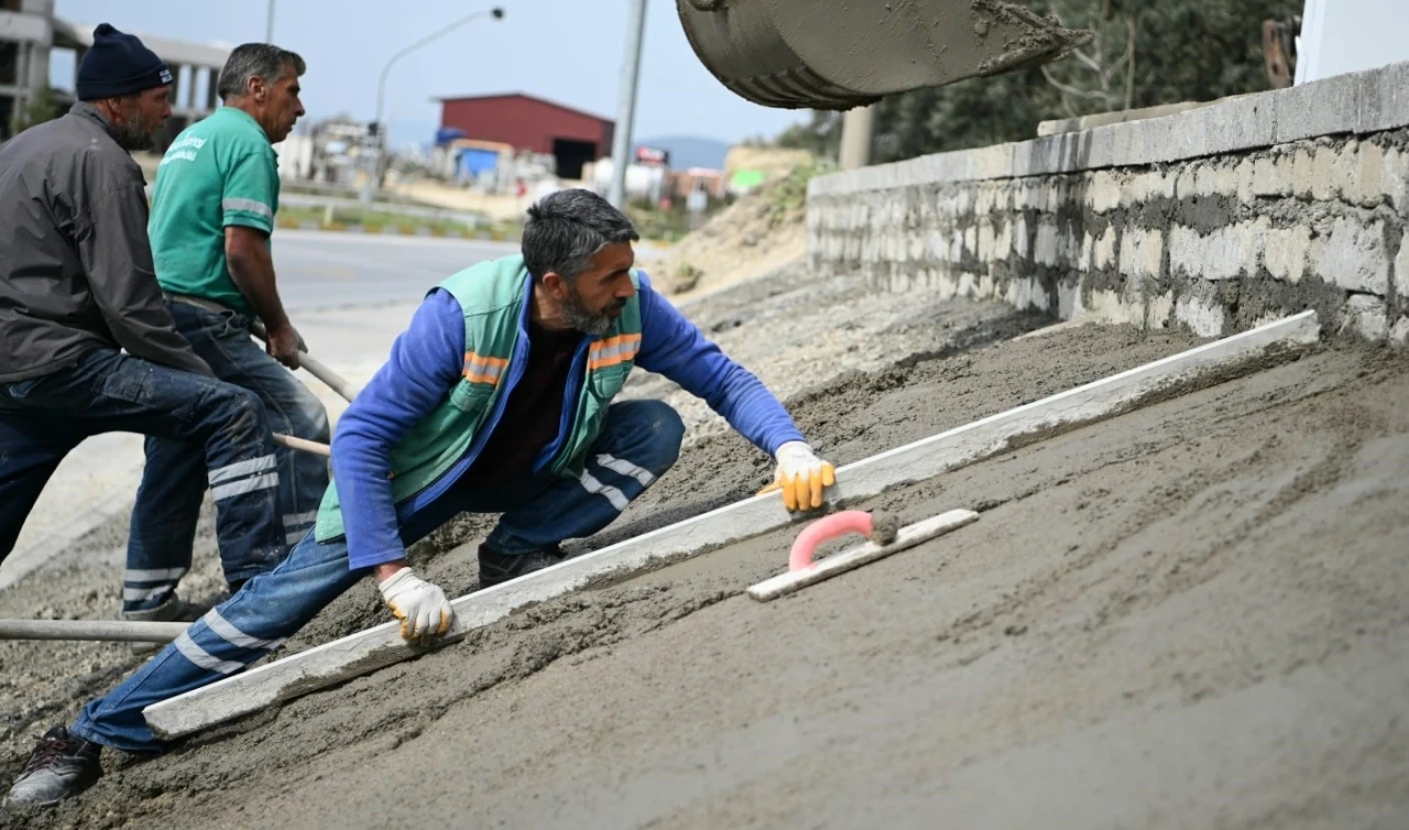 Kuşadası Belediyesi’nden Yaylaköy’de peyzaj çalışması
