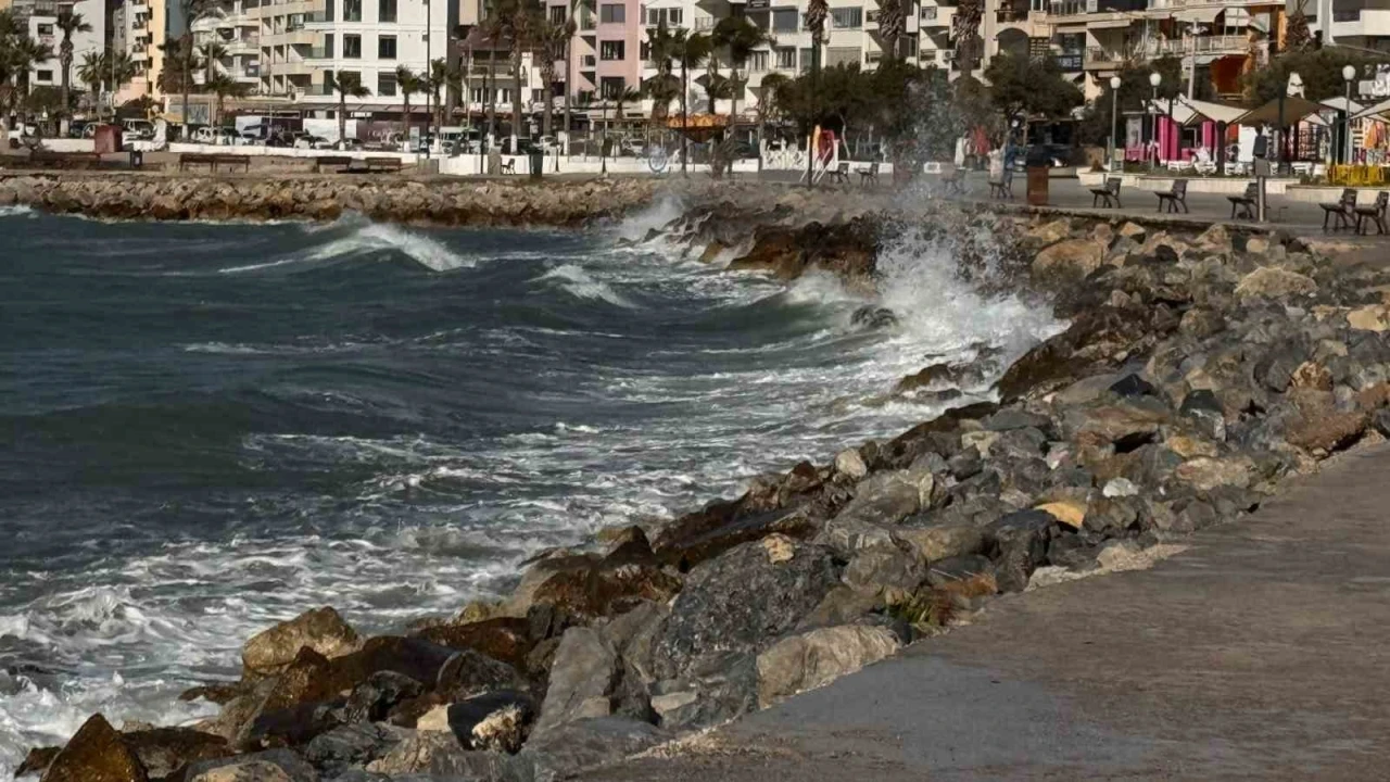 Kuşadası hafta sonu yazı, hafta içi kışı yaşadı
