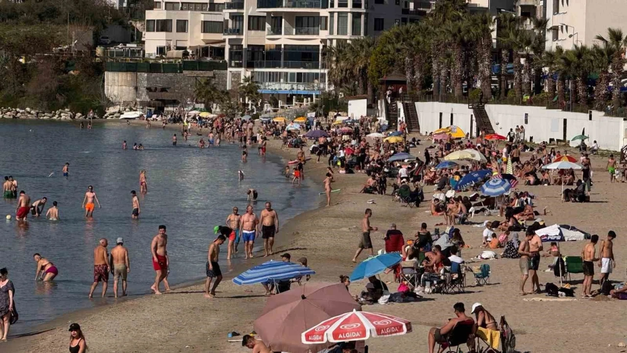 Kuşadası’na yaz geldi, plajlar doldu
