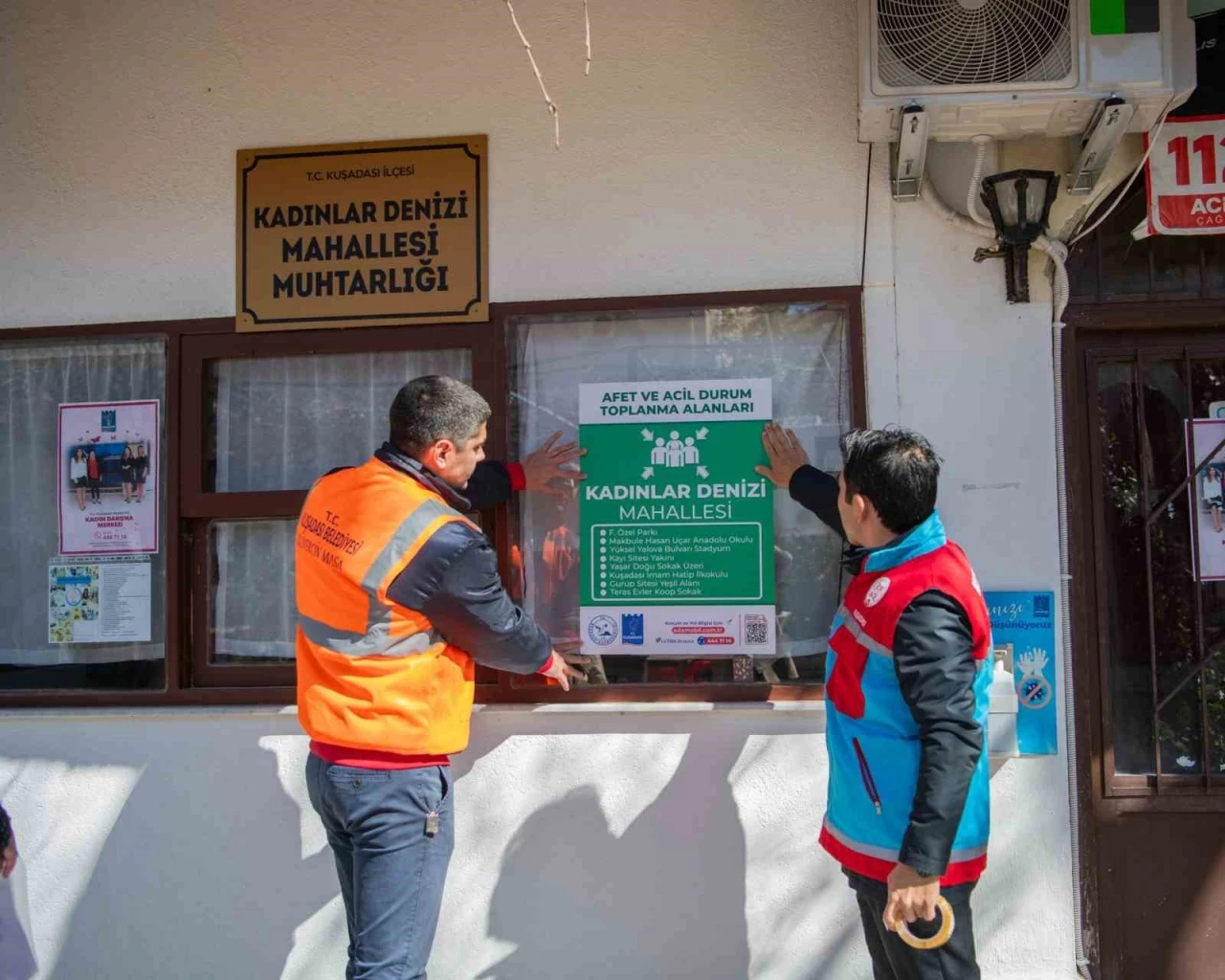 Kuşadası’nda afet toplanma alanlarıyla ilgili afişli bilgilendirme
