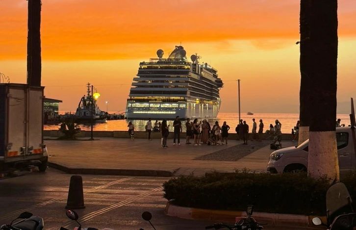 Kuşadası’nda gün batımı mest ediyor
