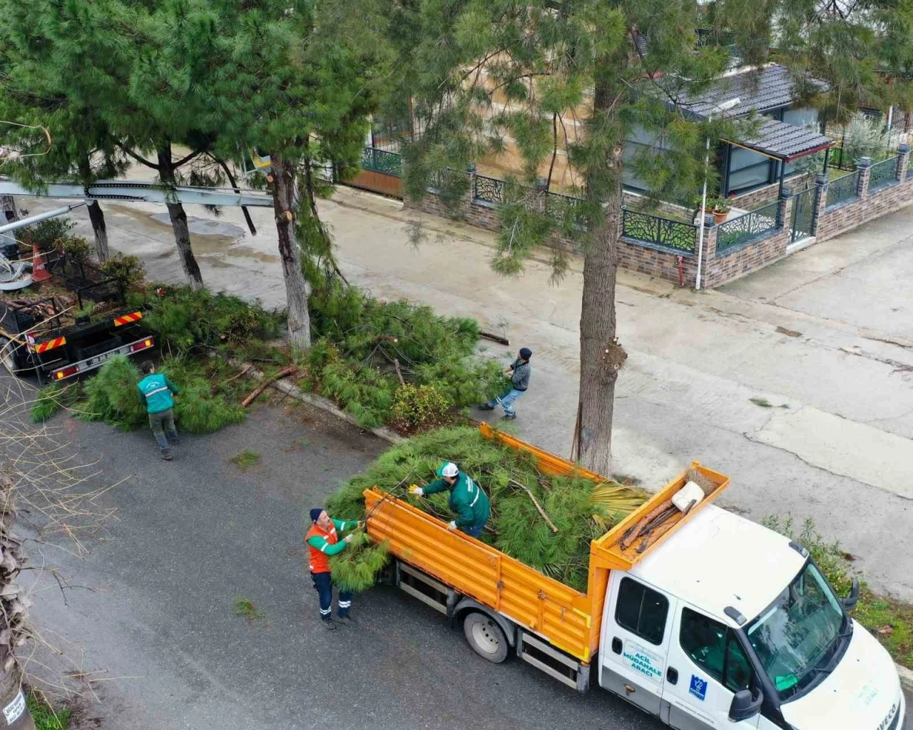 Kuşadası’nda hizmet ve temizlik seferberliğinin adresi bu kez Kadıkalesi oldu
