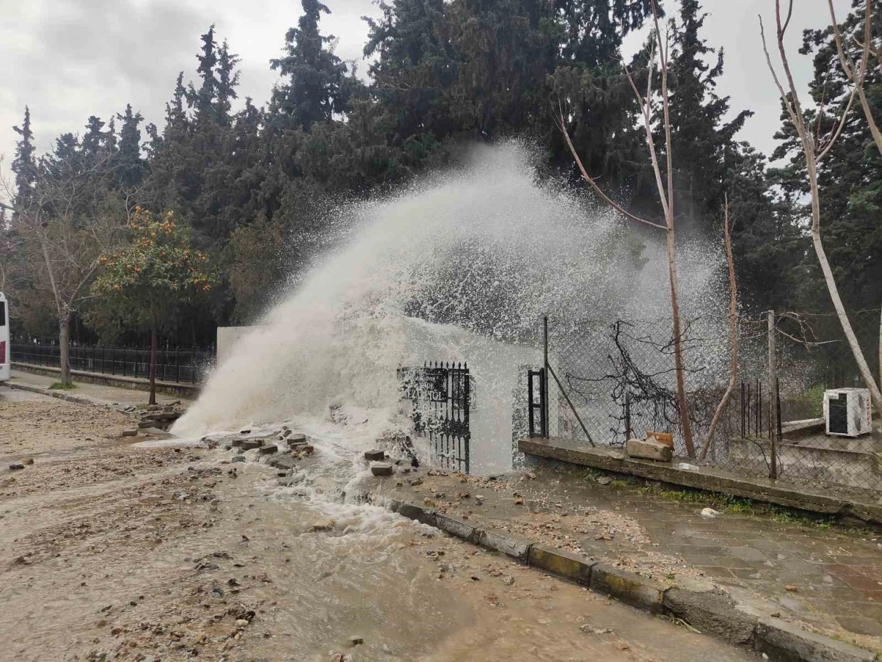 Kuşadası’nda isale hattı patladı, mezarlığı su bastı
