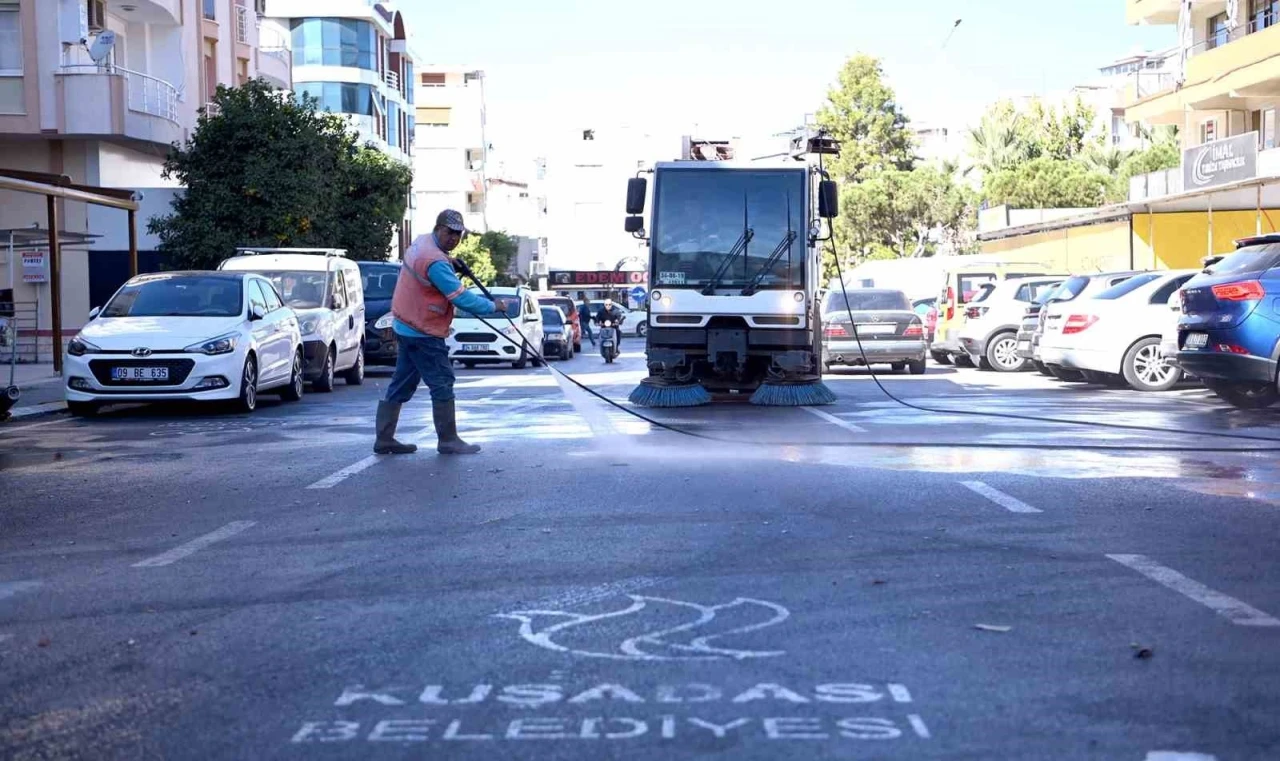 Kuşadası’nda kesintisiz temizlik mesaisi
