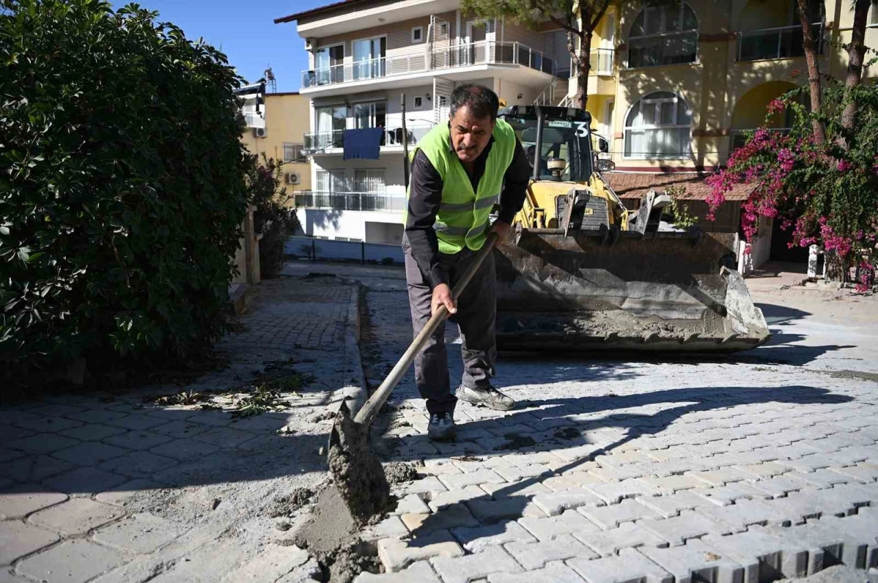 Kuşadası’nda yol yapım ve bakım çalışmaları sürüyor
