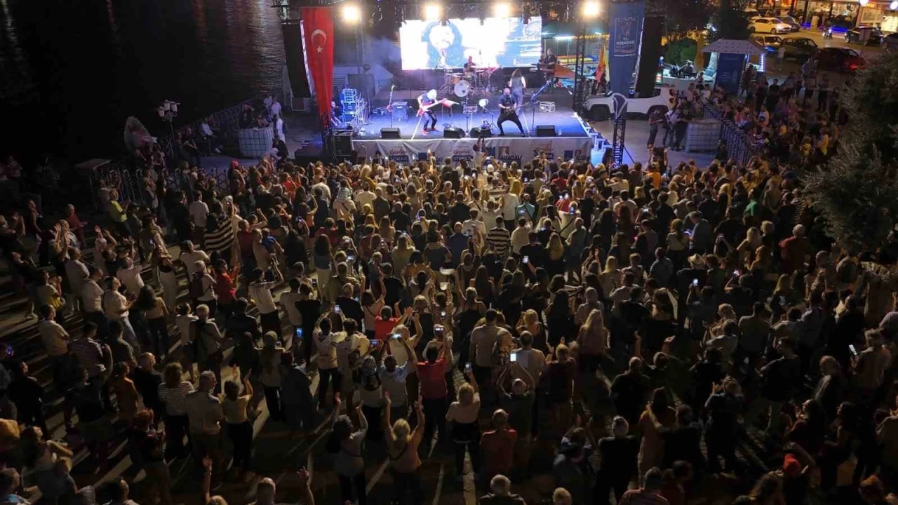 Kuşadası Sokak Festivali’nin ilk gününde Necati ve Saykolar rüzgarı esti
