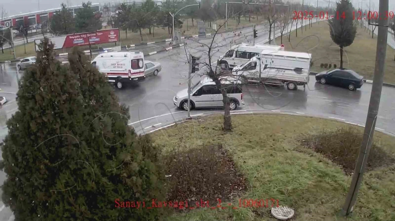 Kütahya’da ambulansın devrildiği kaza güvenlik kamerasında
