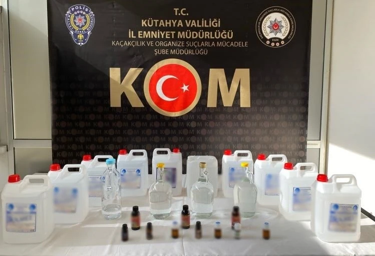 Kütahya’da kargodan 10 litre, iki evden 55 litre etil alkol ele geçirildi
