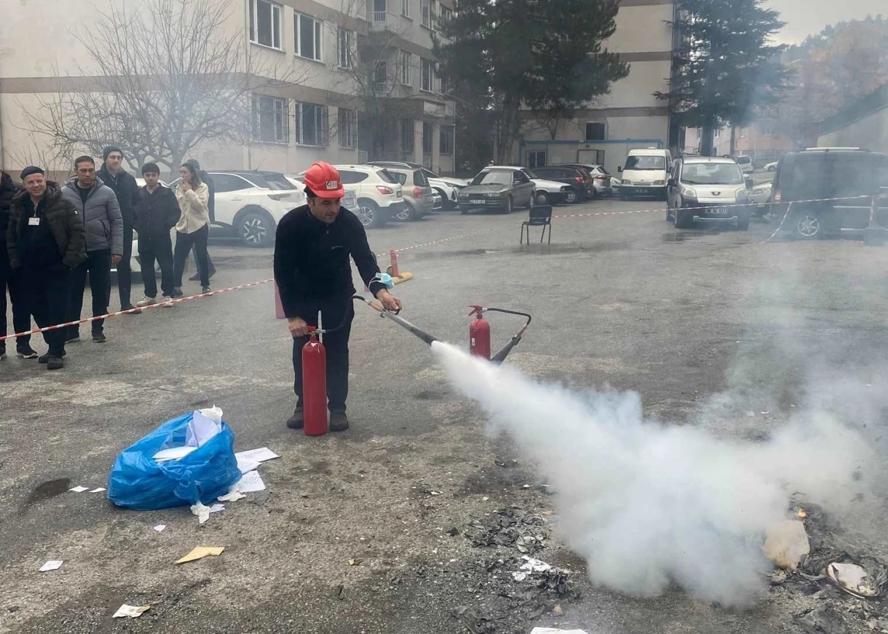 Kütahya Evliya Çelebi Hastanesinde yangına müdahale eğitimleri
