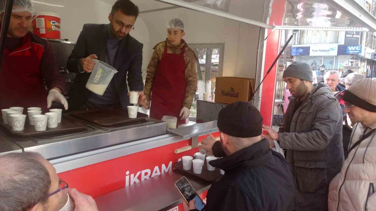 Kütahya Vakıflar Bölge Müdürlüğü, Miraç Kandili dolasıyla halka salep ikramında bulundu
