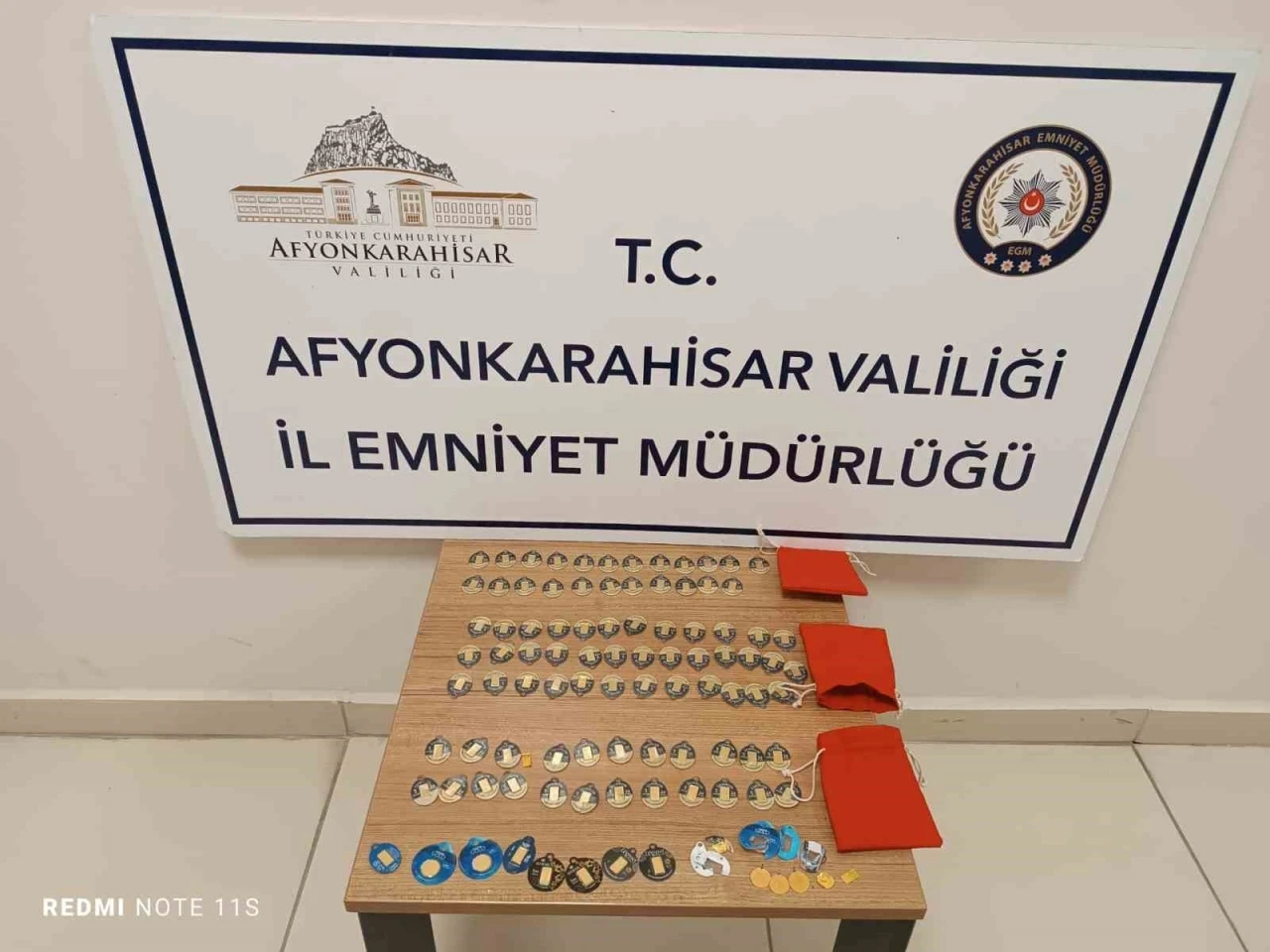 Kuyumculara sahte altın satmaya çalışan 2 şahsı polis yakaladı
