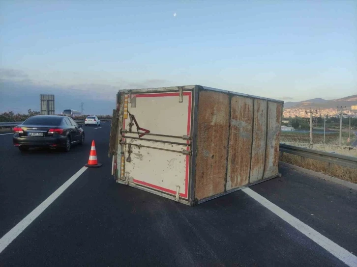 Lastiği patlayan kamyonet yola devrildi
