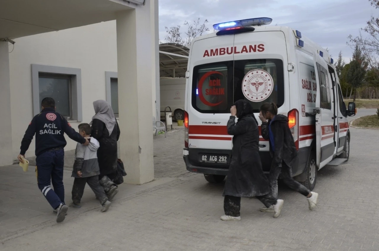 Lastiği patlayan minibüs şarampole girdi: 4 yaralı
