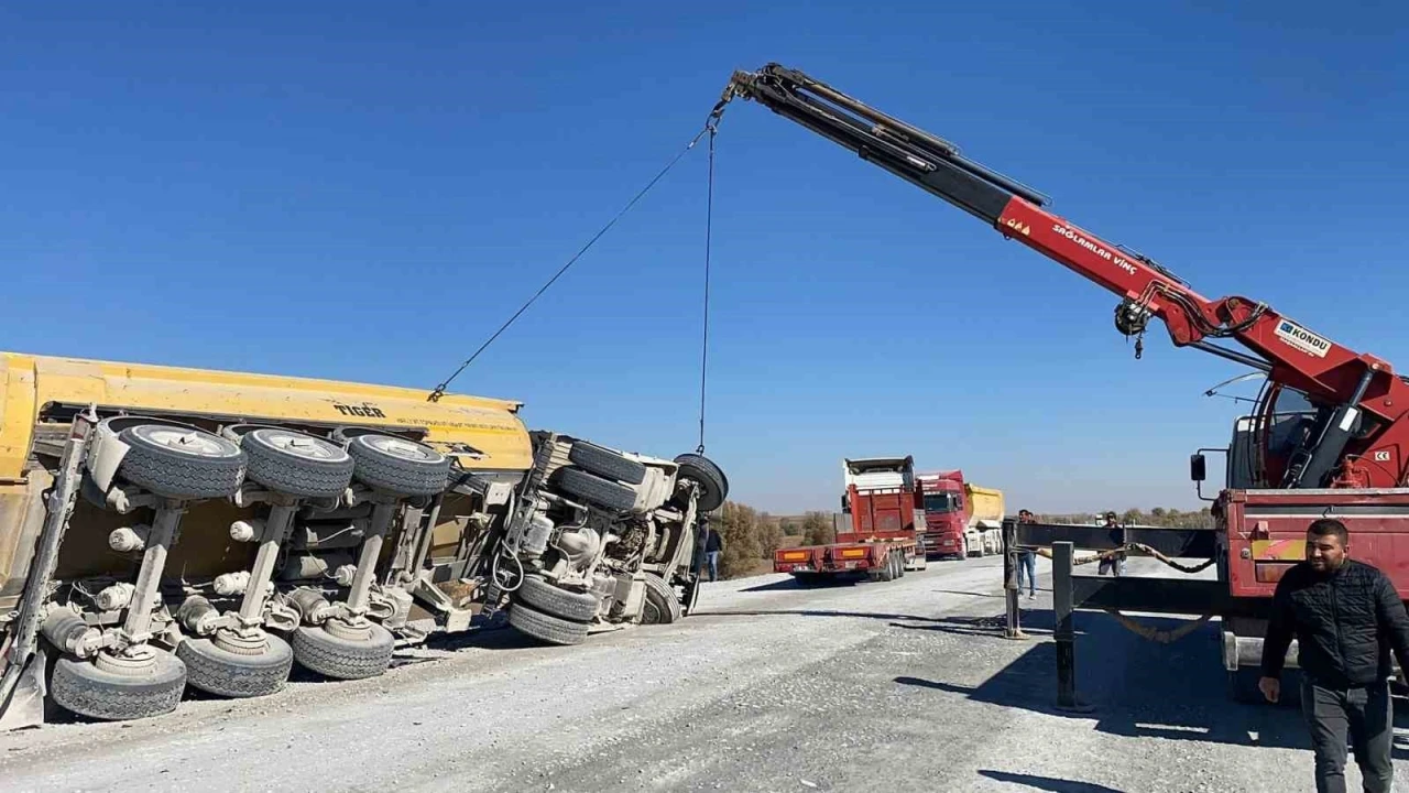 Lastiği patlayan tır devrildi, 1 kişi yaralandı
