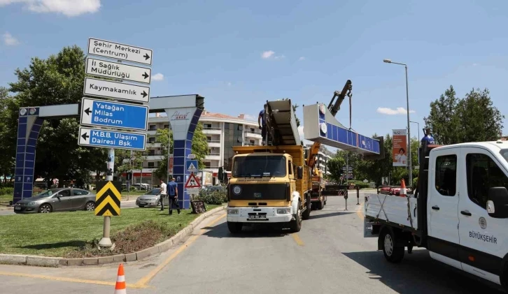 Muğla'da Estetik Olmayan LED Ekranlar Kaldırılıyor