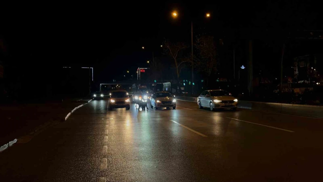 Lodosta ilerlemekte güçlük çeken motosikletlilerin imdadına otomobil sürücüleri yetişti
